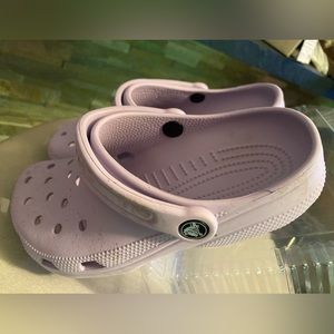 CROCS IN LAVENDER WOMENS SIZE 7 M 5